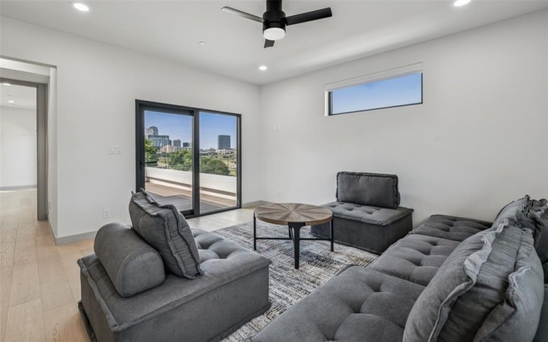 1880 Beaumont Street, Dallas, TX 75215, 4 Habitaciones Habitaciones , ,5 BañosBaños,Residential,En Venta,1880 Beaumont Street,0,21043858