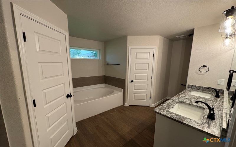 141 Atlas Avenue, Killeen, TX 76542, 4 Habitaciones Habitaciones , ,2 BañosBaños,Residential,En Venta,141 Atlas Avenue,0,591529