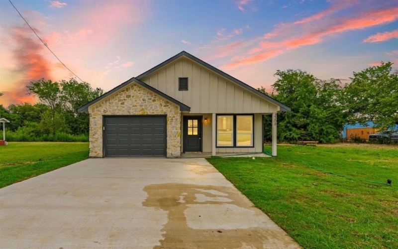 2208 Mill Street, Greenville, TX 75401, 3 Bedrooms Bedrooms, ,2 BathroomsBathrooms,Residential,For Sale,2208 Mill Street,0,21048641