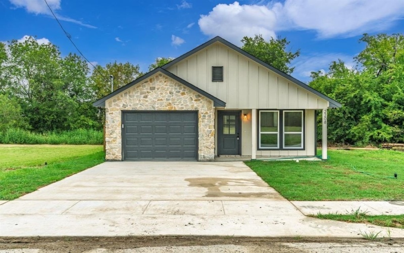 2208 Mill Street, Greenville, TX 75401, 3 Bedrooms Bedrooms, ,2 BathroomsBathrooms,Residential,For Sale,2208 Mill Street,0,21048641