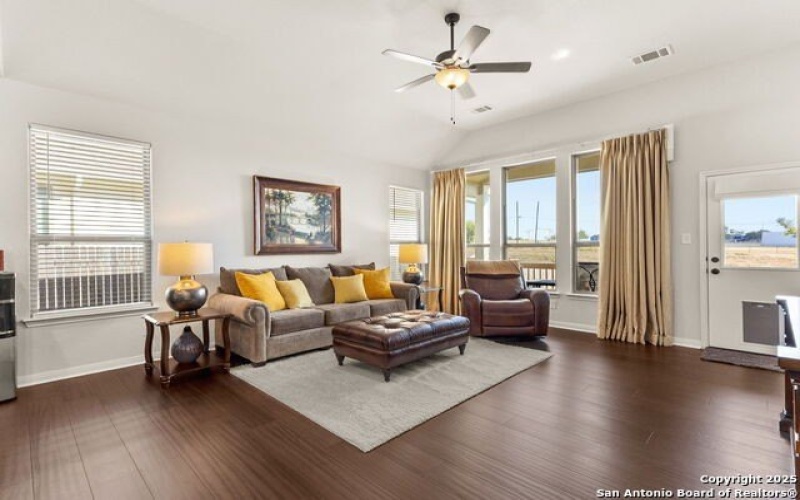 947 Blue Violet, New Braunfels, TX 78130, 4 Habitaciones Habitaciones , ,3 BañosBaños,Residential,En Venta,947 Blue Violet,0,1897877