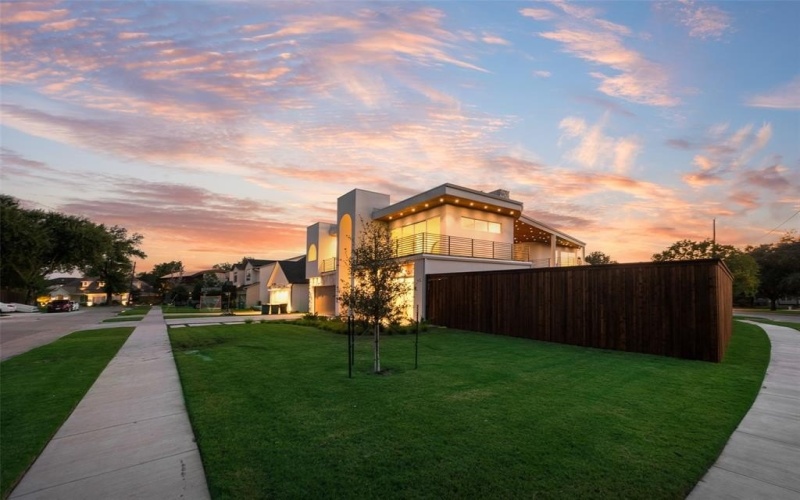 3904 Rochelle Drive, Dallas, TX 75220, 5 Bedrooms Bedrooms, ,6 BathroomsBathrooms,Residential,For Sale,3904 Rochelle Drive,0,21050334