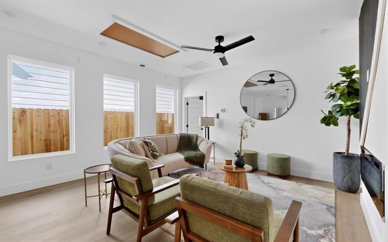 2415 Hooper Street, Dallas, TX 75215, 2 Bedrooms Bedrooms, ,2 BathroomsBathrooms,Residential,For Sale,2415 Hooper Street,0,21052681