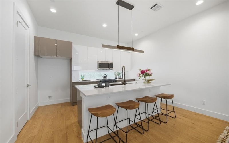4517 Munger Avenue #101, Dallas, TX 75204, 2 Habitaciones Habitaciones , ,2 BañosBaños,Residential,En Venta,4517 Munger Avenue,0,21052942
