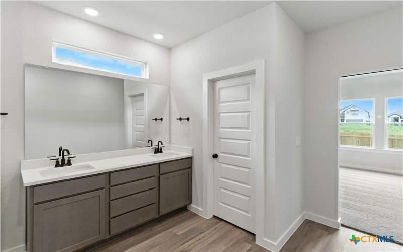 979 Manger Lane Lane, New Braunfels, TX 78130, 4 Habitaciones Habitaciones , ,5 BañosBaños,Residential,En Venta,979 Manger Lane Lane,0,592169