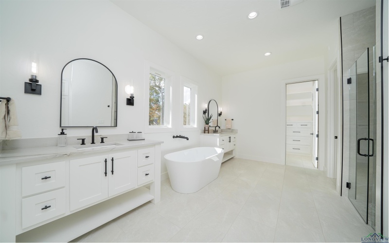 190 Thorn Briar Trail, Longview, TX 75602, 4 Bedrooms Bedrooms, ,3 BathroomsBathrooms,Residential,For Sale,190 Thorn Briar Trail,0,20256206