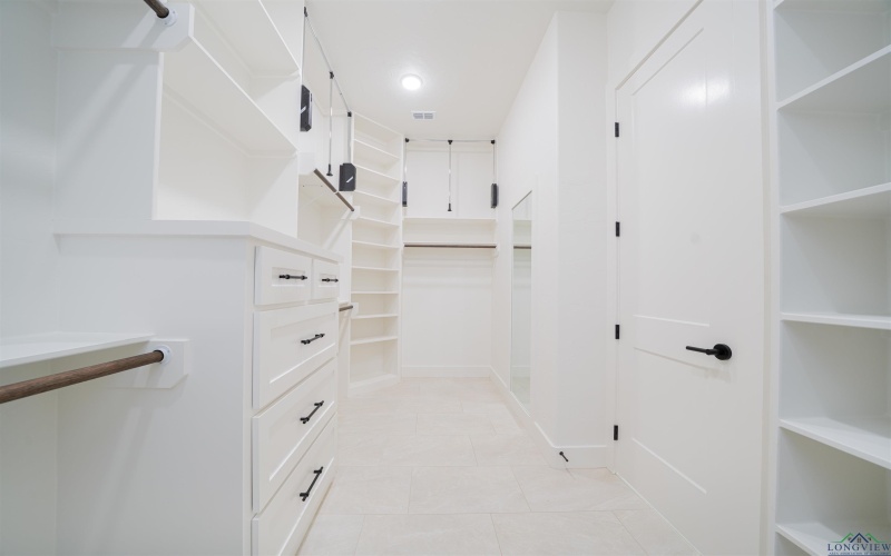 190 Thorn Briar Trail, Longview, TX 75602, 4 Bedrooms Bedrooms, ,3 BathroomsBathrooms,Residential,For Sale,190 Thorn Briar Trail,0,20256206