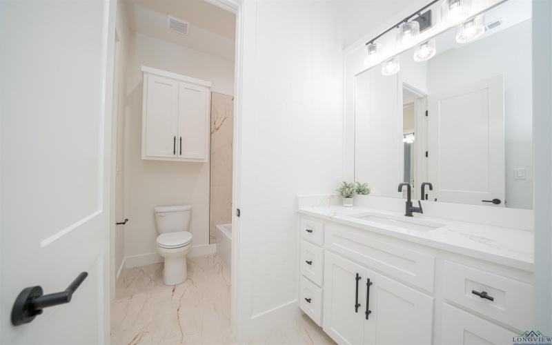 190 Thorn Briar Trail, Longview, TX 75602, 4 Bedrooms Bedrooms, ,3 BathroomsBathrooms,Residential,For Sale,190 Thorn Briar Trail,0,20256206