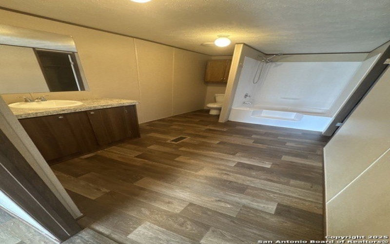 19124 LAGLORIA ROAD, Elmendorf, TX 78112, 4 Habitaciones Habitaciones , ,2 BañosBaños,Residential,En Venta,19124 LAGLORIA ROAD,0,1906594