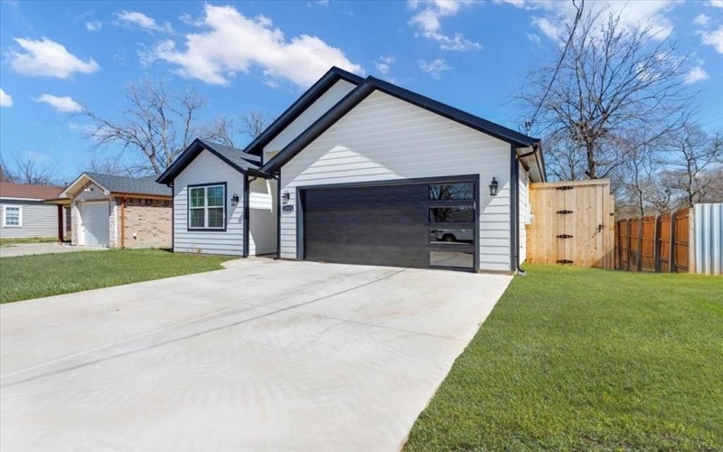 1323 S Montgomery Street, Sherman, TX 75090, 4 Bedrooms Bedrooms, ,2 BathroomsBathrooms,Residential,For Sale,1323 S Montgomery Street,0,21056902
