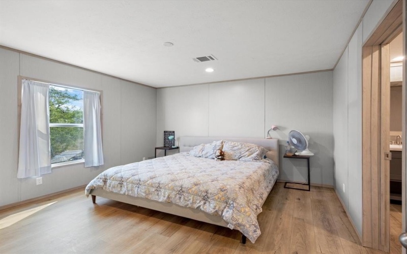 380 Valley Ridge Drive, Bridgeport, TX 76426, 5 Bedrooms Bedrooms, ,3 BathroomsBathrooms,Residential,For Sale,380 Valley Ridge Drive,0,21056297