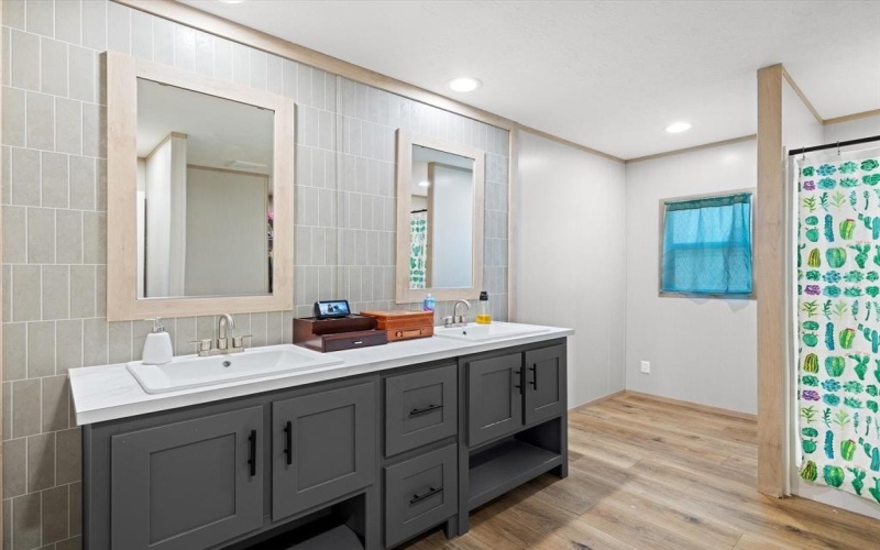 380 Valley Ridge Drive, Bridgeport, TX 76426, 5 Bedrooms Bedrooms, ,3 BathroomsBathrooms,Residential,For Sale,380 Valley Ridge Drive,0,21056297