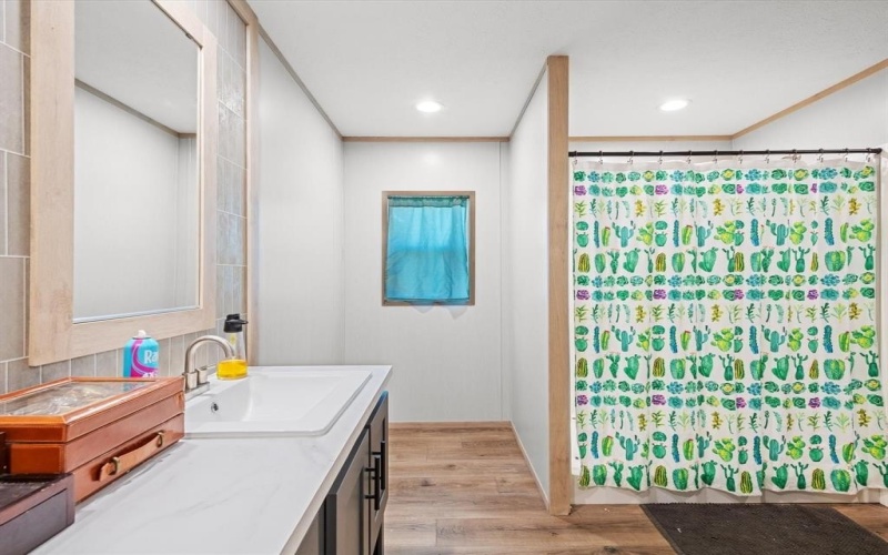 380 Valley Ridge Drive, Bridgeport, TX 76426, 5 Bedrooms Bedrooms, ,3 BathroomsBathrooms,Residential,For Sale,380 Valley Ridge Drive,0,21056297