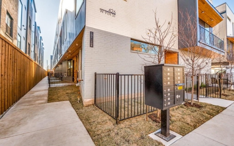 426 W 9th Street #105, Dallas, TX 75208, 3 Bedrooms Bedrooms, ,3 BathroomsBathrooms,Residential,For Sale,426 W 9th Street,0,21057126