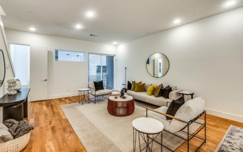 426 W 9th Street #105, Dallas, TX 75208, 3 Bedrooms Bedrooms, ,3 BathroomsBathrooms,Residential,For Sale,426 W 9th Street,0,21057126