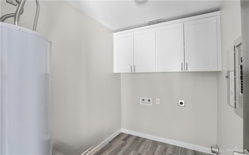 209 S Raul Longoria Road, Edinburg, TX 78542, 3 Habitaciones Habitaciones , ,2 BañosBaños,Residential,En Venta,209 S Raul Longoria Road,0,480950