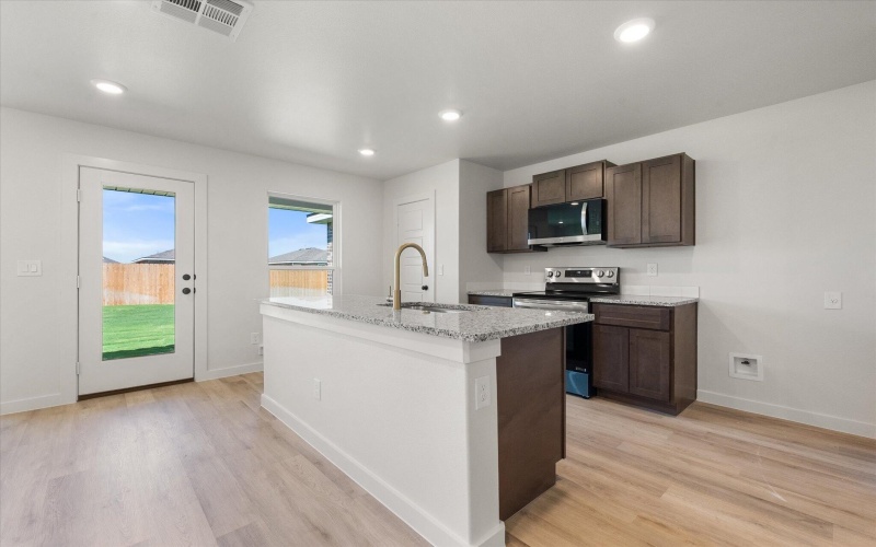 1613 N Clinton Avenue, Lubbock, TX 79416, 3 Habitaciones Habitaciones , ,2 BañosBaños,Residential,En Venta,1613 N Clinton Avenue,0,202560490