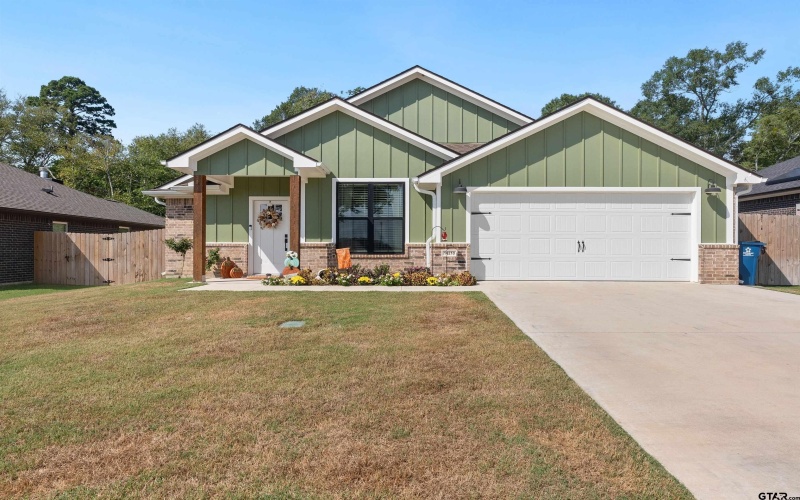16210 Crossing Circle, Lindale, TX 75771, 3 Bedrooms Bedrooms, ,2 BathroomsBathrooms,Residential,For Sale,16210 Crossing Circle,0,25013958