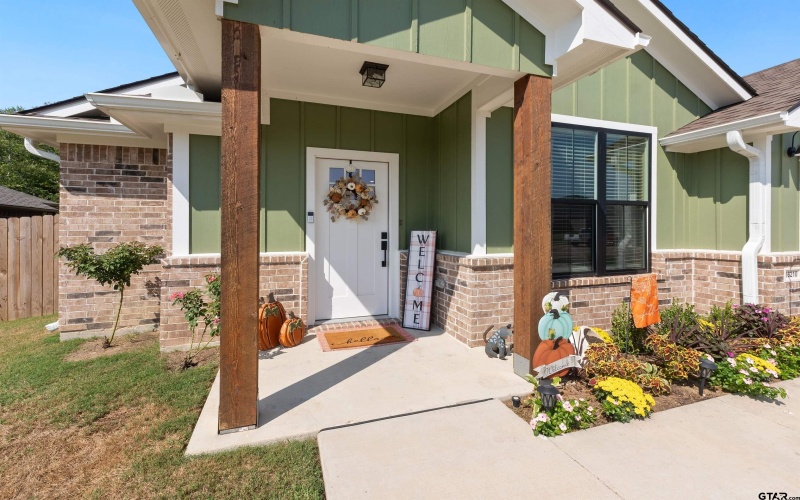 16210 Crossing Circle, Lindale, TX 75771, 3 Bedrooms Bedrooms, ,2 BathroomsBathrooms,Residential,For Sale,16210 Crossing Circle,0,25013958