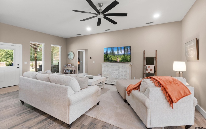 16210 Crossing Circle, Lindale, TX 75771, 3 Bedrooms Bedrooms, ,2 BathroomsBathrooms,Residential,For Sale,16210 Crossing Circle,0,25013958