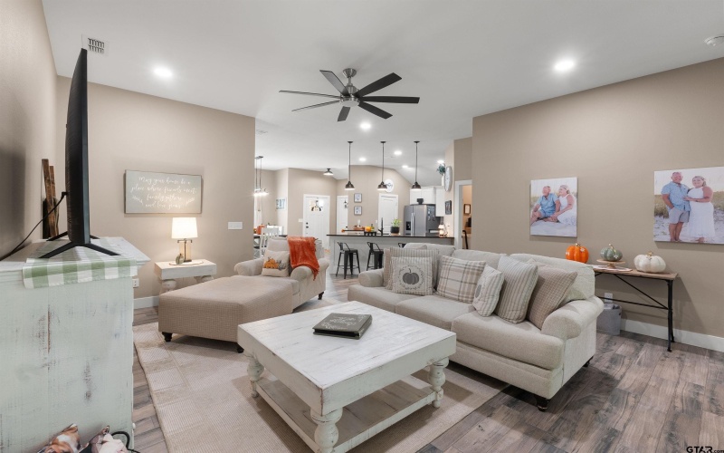 16210 Crossing Circle, Lindale, TX 75771, 3 Bedrooms Bedrooms, ,2 BathroomsBathrooms,Residential,For Sale,16210 Crossing Circle,0,25013958