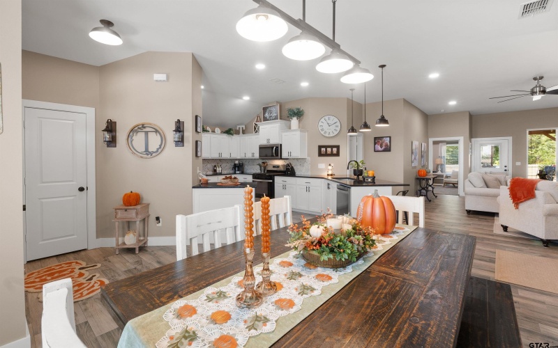 16210 Crossing Circle, Lindale, TX 75771, 3 Bedrooms Bedrooms, ,2 BathroomsBathrooms,Residential,For Sale,16210 Crossing Circle,0,25013958
