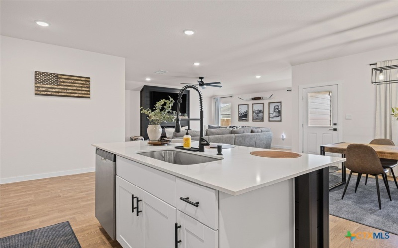 600 Davis Mountain Drive, Lockhart, TX 78644, 4 Habitaciones Habitaciones , ,2 BañosBaños,Residential,En Venta,600 Davis Mountain Drive,0,592982