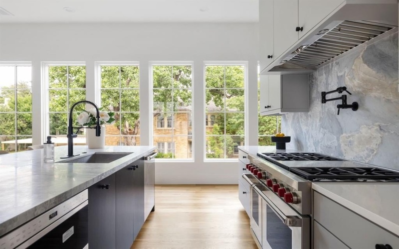 3939 Hawthorne #102, Dallas, TX 75219, 2 Bedrooms Bedrooms, ,2 BathroomsBathrooms,Residential,For Sale,3939 Hawthorne,0,21063849