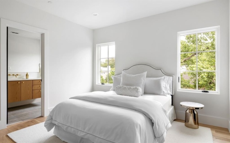 3939 Hawthorne #102, Dallas, TX 75219, 2 Bedrooms Bedrooms, ,2 BathroomsBathrooms,Residential,For Sale,3939 Hawthorne,0,21063849