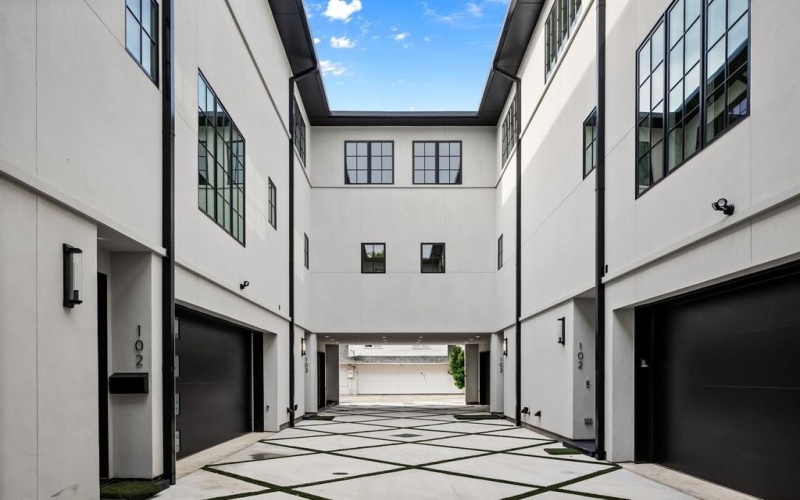 3939 Hawthorne #102, Dallas, TX 75219, 2 Bedrooms Bedrooms, ,2 BathroomsBathrooms,Residential,For Sale,3939 Hawthorne,0,21063849