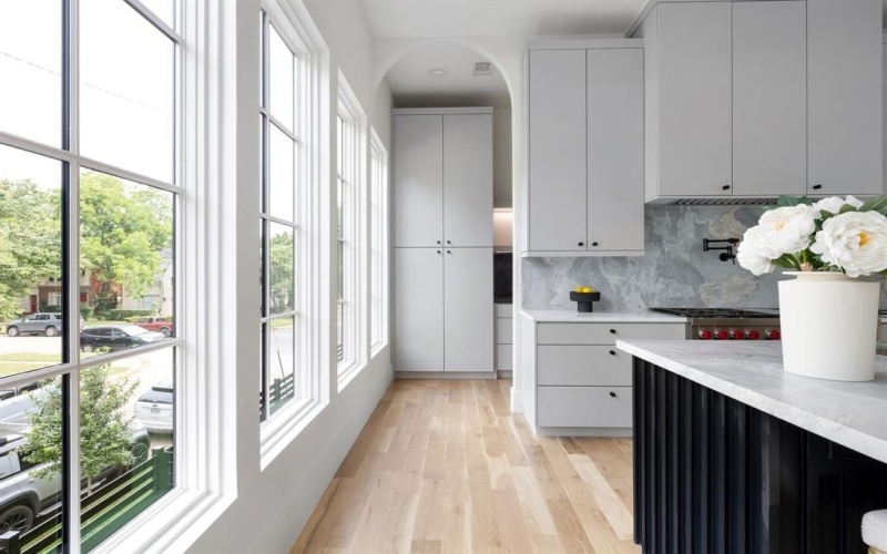 3939 Hawthorne #102, Dallas, TX 75219, 2 Bedrooms Bedrooms, ,2 BathroomsBathrooms,Residential,For Sale,3939 Hawthorne,0,21063849