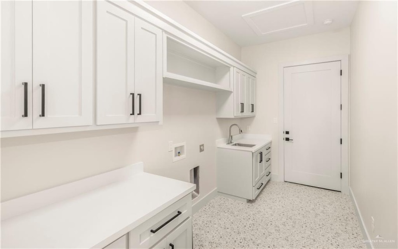 2600 Linva Avenue, Edinburg, TX 78541, 3 Bedrooms Bedrooms, ,2 BathroomsBathrooms,Residential,For Sale,2600 Linva Avenue,0,481356