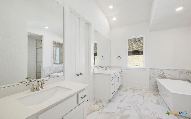 367 Muddy Creek, Kyle, TX 78640, 4 Bedrooms Bedrooms, ,5 BathroomsBathrooms,Residential,For Sale,367 Muddy Creek,0,573819