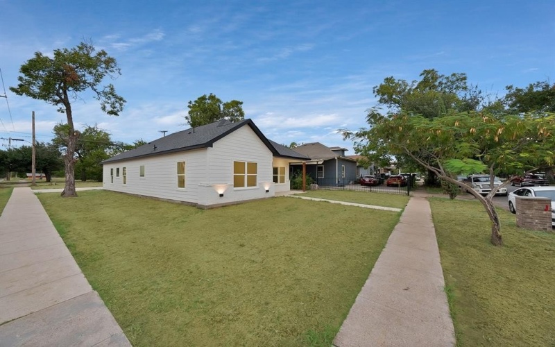 3301 Avenue H, Fort Worth, TX 76105, 3 Bedrooms Bedrooms, ,2 BathroomsBathrooms,Residential,For Sale,3301 Avenue H,0,21067370