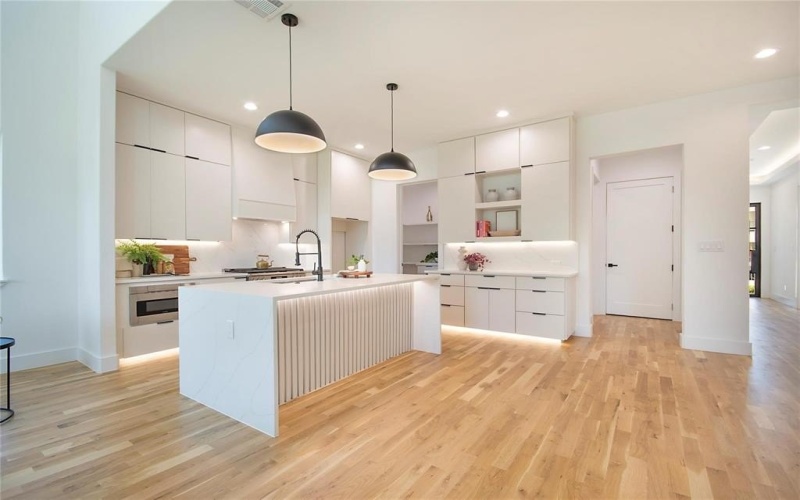 340 Guam Street, Dallas, TX 75212, 5 Bedrooms Bedrooms, ,5 BathroomsBathrooms,Residential,For Sale,340 Guam Street,0,21067687