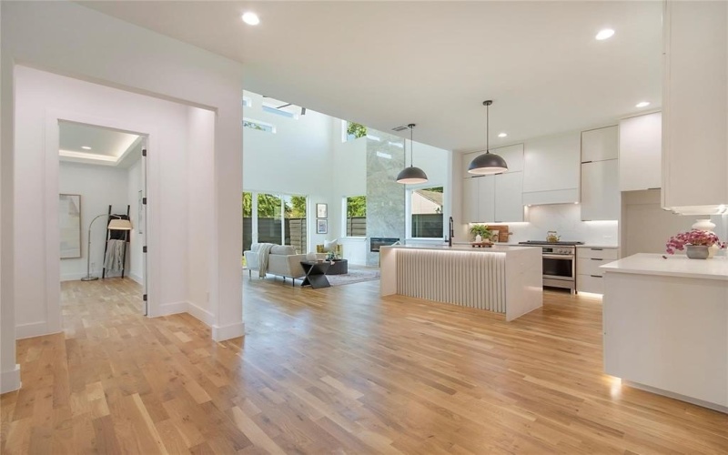 340 Guam Street, Dallas, TX 75212, 5 Bedrooms Bedrooms, ,5 BathroomsBathrooms,Residential,For Sale,340 Guam Street,0,21067687