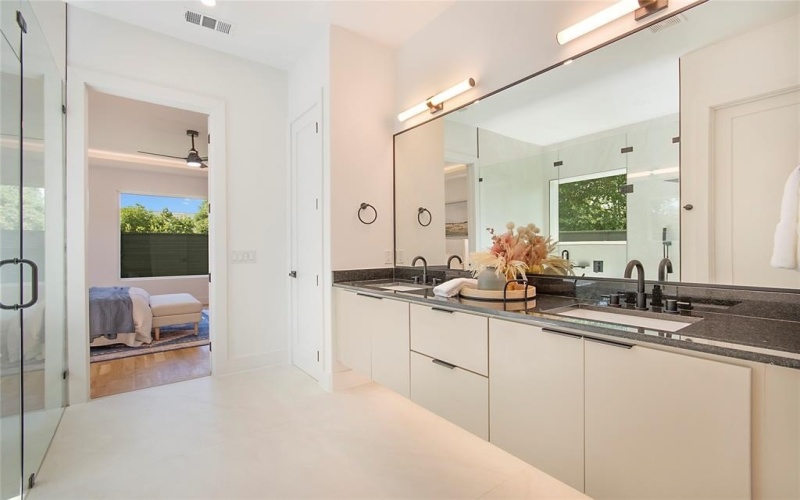 340 Guam Street, Dallas, TX 75212, 5 Bedrooms Bedrooms, ,5 BathroomsBathrooms,Residential,For Sale,340 Guam Street,0,21067687