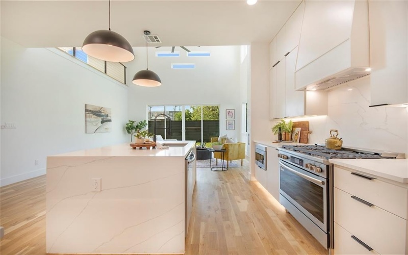 340 Guam Street, Dallas, TX 75212, 5 Bedrooms Bedrooms, ,5 BathroomsBathrooms,Residential,For Sale,340 Guam Street,0,21067687