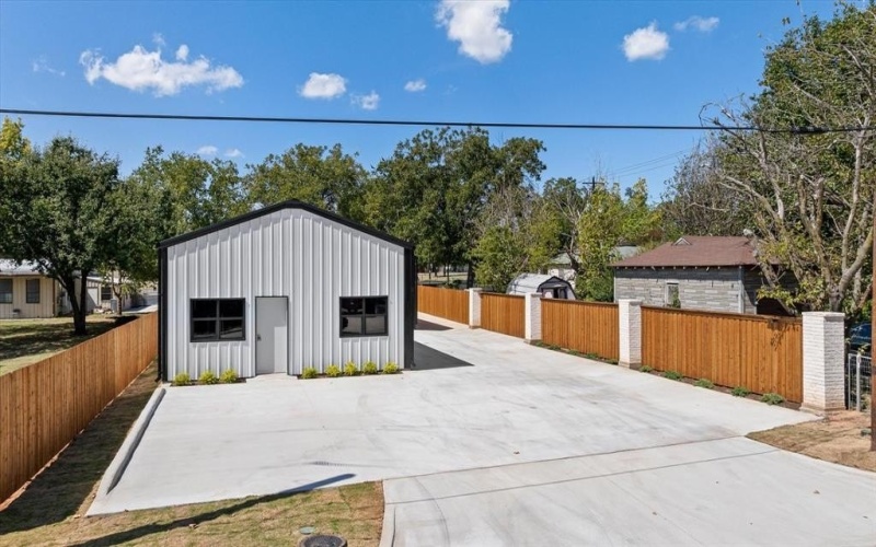 619 N Crockett Street, Granbury, TX 76048, ,Commercial Sale,For Sale,619 N Crockett Street,0,21068300