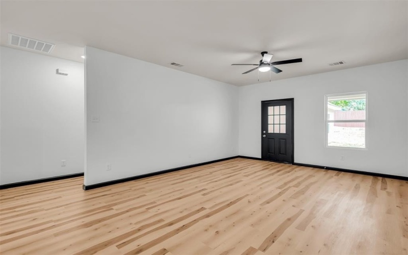 1110 College Street #2, Grand Prairie, TX 75050, 11 Habitaciones Habitaciones , ,8 BañosBaños,Residential,En Venta,1110 College Street,0,21068328