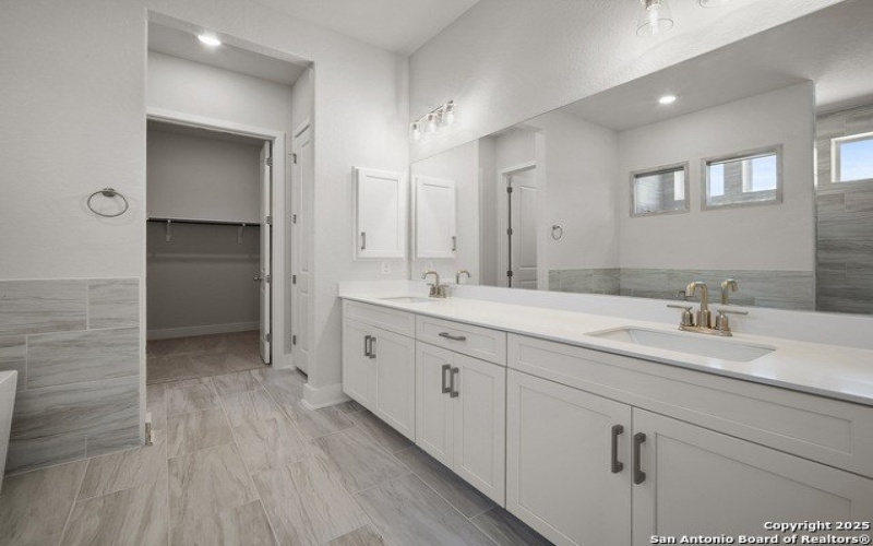 105 Allin Oaks, Universal City, TX 78148-3464, 4 Habitaciones Habitaciones , ,3 BañosBaños,Residential,En Venta,105 Allin Oaks,0,1850448