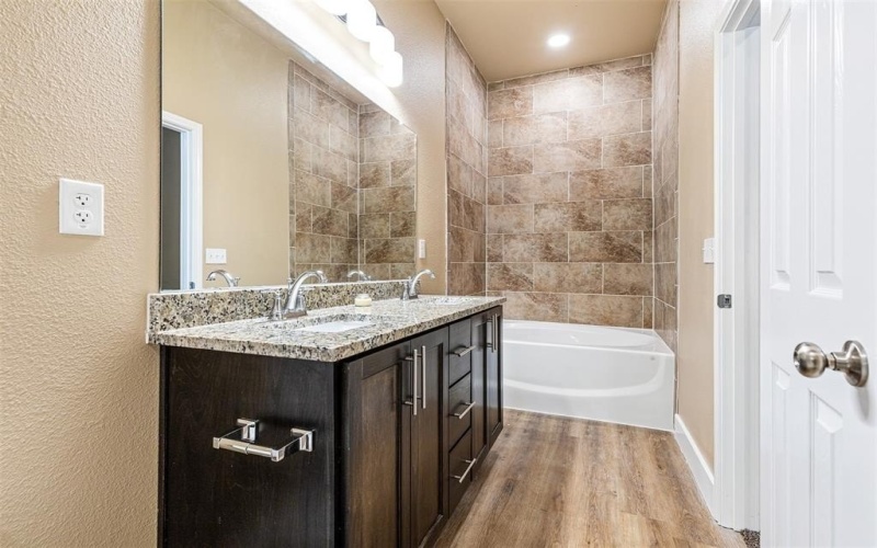 413 Henderson Street, Bonham, TX 75418, 3 Habitaciones Habitaciones , ,2 BañosBaños,Residential,En Venta,413 Henderson Street,0,21055849