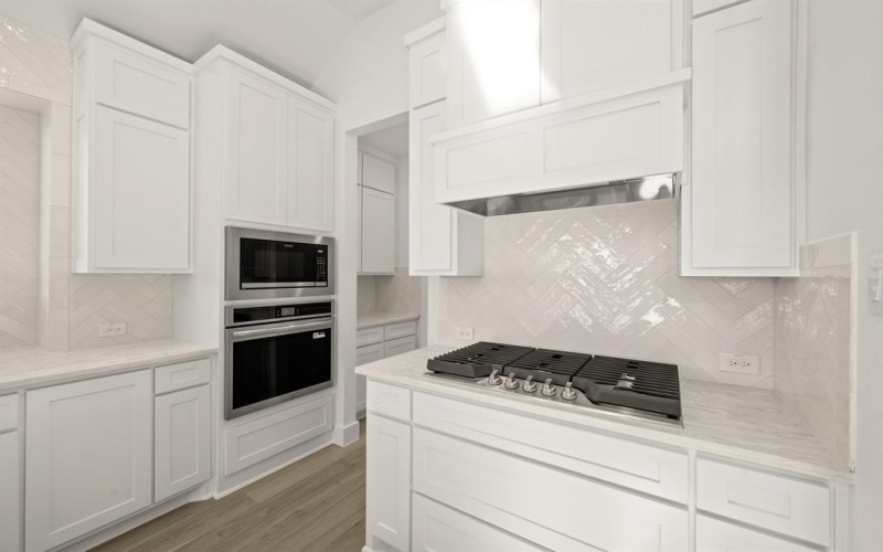 402 Crestview Drive, Midlothian, TX 76065, 5 Bedrooms Bedrooms, ,5 BathroomsBathrooms,Residential,For Sale,402 Crestview Drive,0,21069904