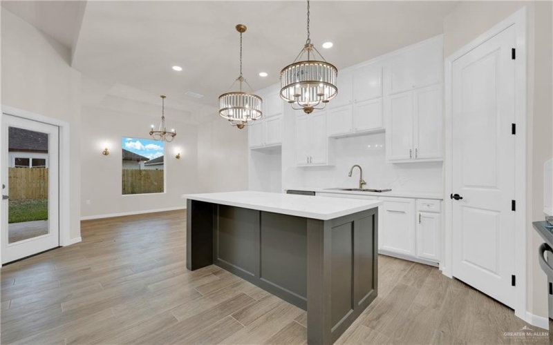 8015 N 48th Lane, McAllen, TX 78504, 4 Habitaciones Habitaciones , ,3 BañosBaños,Residential,En Venta,8015 N 48th Lane,0,481921