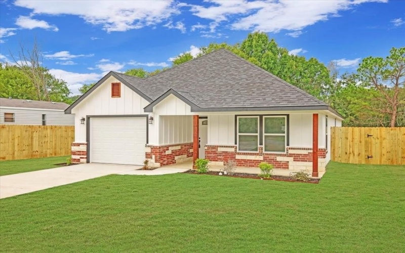 111 N Oak Street, Ector, TX 75439, 3 Bedrooms Bedrooms, ,2 BathroomsBathrooms,Residential,For Sale,111 N Oak Street,0,21071688