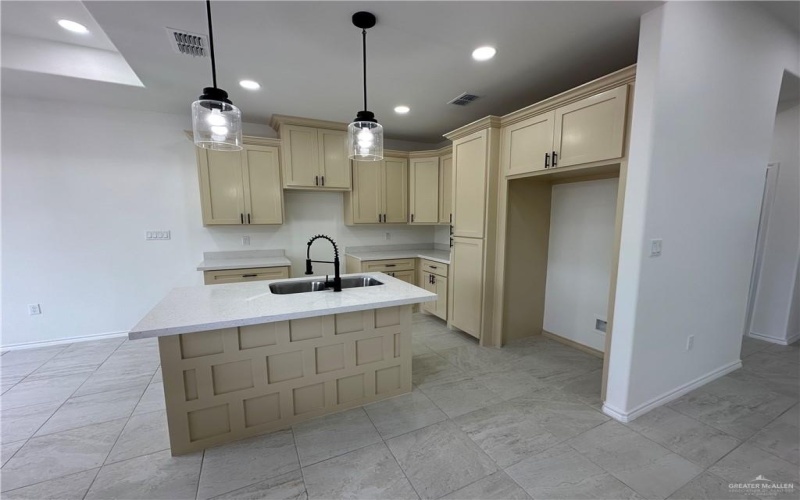 428 N Leon Avenue, Elsa, TX 78543, 3 Habitaciones Habitaciones , ,2 BañosBaños,Residential,En Venta,428 N Leon Avenue,449381