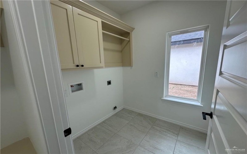 428 N Leon Avenue, Elsa, TX 78543, 3 Habitaciones Habitaciones , ,2 BañosBaños,Residential,En Venta,428 N Leon Avenue,449381