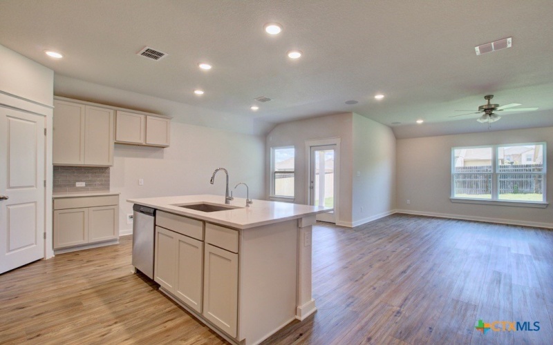 2422 White Daisy Hill, Converse, TX 78109, 4 Habitaciones Habitaciones , ,2 BañosBaños,Residential,En Venta,2422 White Daisy Hill,0,594047