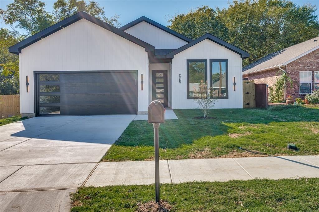 2209 W E Roberts Street, Grand Prairie, TX 75051, 4 Habitaciones Habitaciones , ,2 BañosBaños,Residential,En Venta,2209 W E Roberts Street,0,21072303