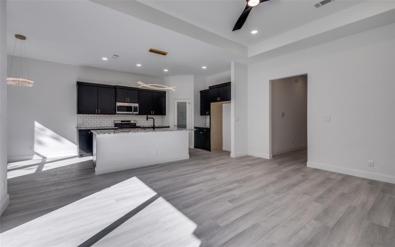 2209 W E Roberts Street, Grand Prairie, TX 75051, 4 Habitaciones Habitaciones , ,2 BañosBaños,Residential,En Venta,2209 W E Roberts Street,0,21072303